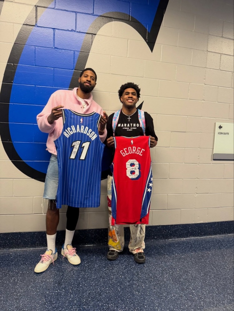 差着辈分！乔治和魔术理查德森合影 后者曾是乔治AAU球队球员